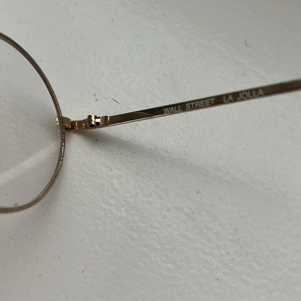 Elegant Red and Gold Women's Round Glasses - Picture 3 of 4